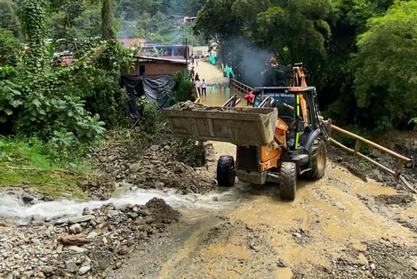 Alcaldía habilitó paso en el puente de Villa Restrepo durante el lunes festivo